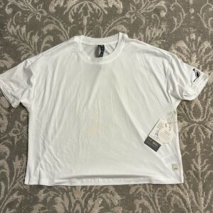 New with Tags Women’s Vuori White XS Tee, Excellent Condition